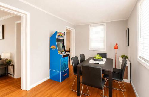 Charming Townhouse Retreat by CozySuites - Foto 29