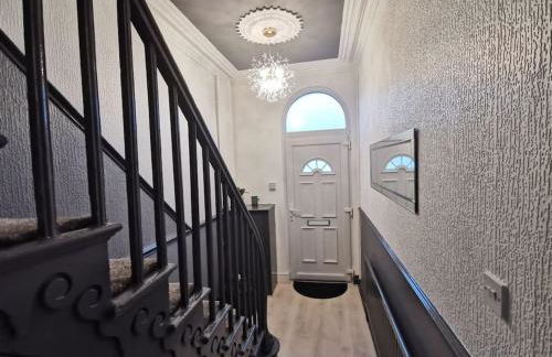 Spacious & comfy 4 bed house, 6 Beds, Free Private Parking & Wifi - Foto 6