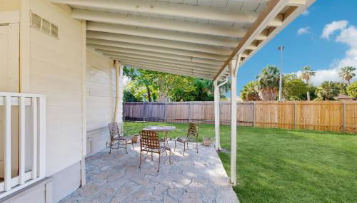 Historic charmer with updated appliances, enclosed yard, & AC - near downtown - Foto 3