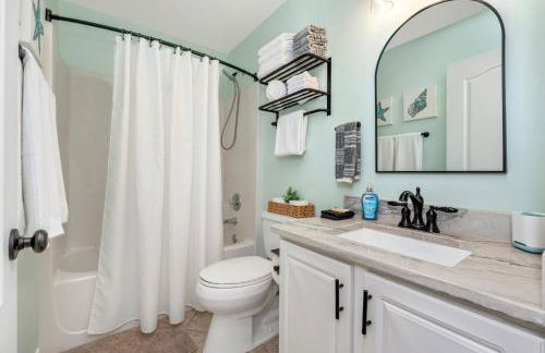 Beautiful Pet Friendly Home! Tropical Pool, Optional Golf Cart & Pool Heat, Minutes to Beach - Foto 35