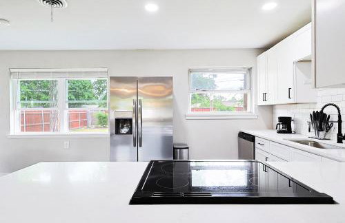 Luxury 4BR Retreat 10 Mins to Downtown & Lake - Photo 27