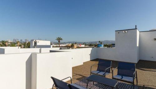 Modern 5 Bedroom Masterpiece With Rooftop Deck - Foto 3