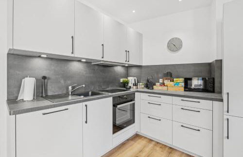 BAT Home Solutions Saarburg Altstadt - alles was ein Hotel nicht bietet - 3 Apartments 45 bis 75 qm für bis zu 12 Personen - direkt unter der Burg - 2 Min zur Altstadt - Weinbergblick, Heimkino und E-Ladesäulen - Foto 22