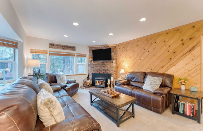 Westlake Cabin by Avantstay Hot Tub, Near Skiing, Walk to Restaurants & Lake! - Foto 2