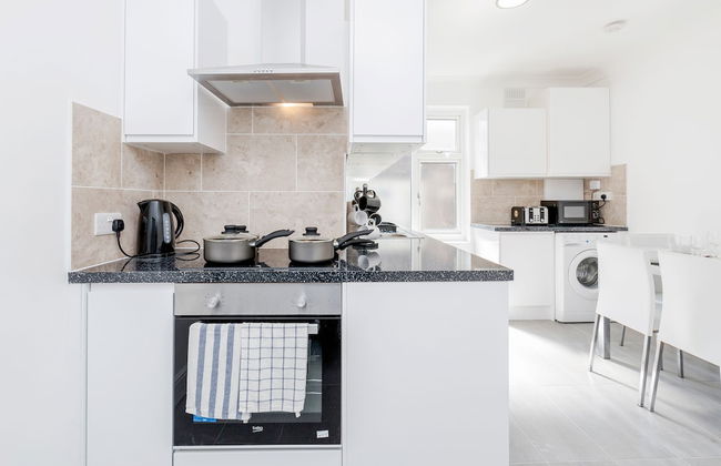 Charming 3-bed Apartment in Romford - Photo 5