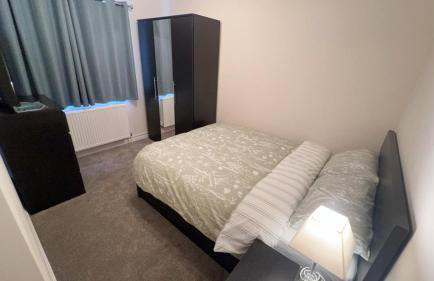 Cosy 4 bedroom holiday let Stevenage 22mins from London on the train - Foto 35