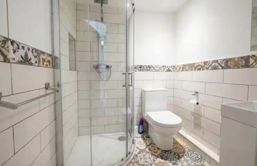 Beamed Village Apartment with Fireplace and Private Terrace, Castle Donington - Photo 5