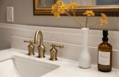 Sink into the Luxe Corner Tub at an Upscale, Spacious Home - Foto 30