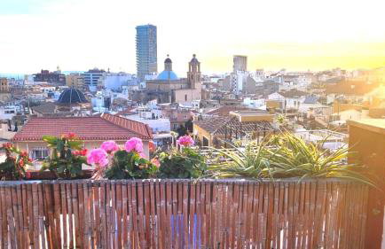 The Alicante Old Town artist workshop, Impressive rooftop, terrace with amazing city views and sea views, BBQ, Air conditioner, Wifi - Foto 5