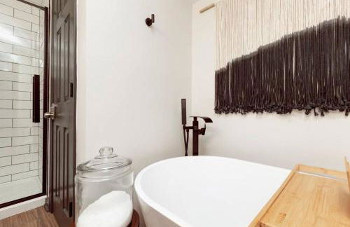 NEW - Modern Rustic Retreat Ardmore Chalet - Foto 57