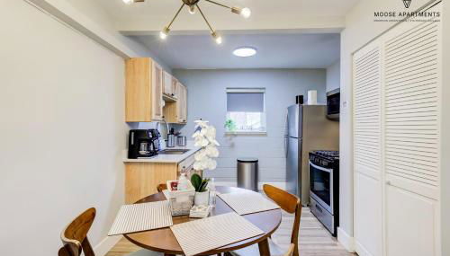 The Moose #9 - Brand New Luxe Modern loft with Free Parking, King Bed & Fast WiFi - Foto 3