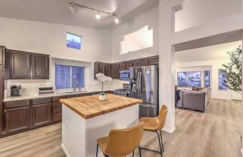 Creekwater | Pebbletech Pool & Spa 10 Min to Strip - Photo 10