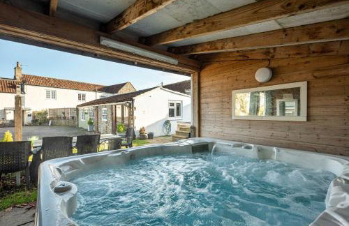 The Farmhouse with two hot tubs - Foto 4