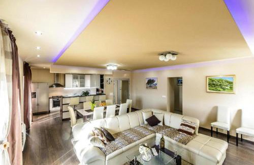 Countyside Retreat Six Bedroom Villa with Pool - Foto 8