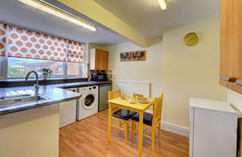 5 bedrooms, sleeps up to 16, secure parking space & comfort - Foto 36