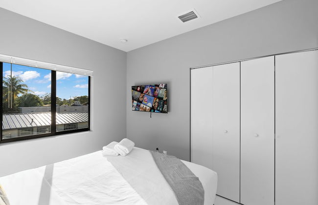 Modern 4-BR House with Free Parking - Photo 2