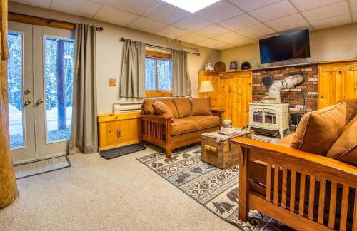 Family-Focused & Pet-Friendly Log Cabin with 4BR 2BA Sleeps 10 - Photo 13