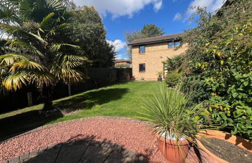 Superb Comfy 2 Bed House, Responsive & Caring Hosts Free WiFi & Parking, Close to MK Centre, Train Station, Santander, Network Rail by Webbhill Stays - Foto 42