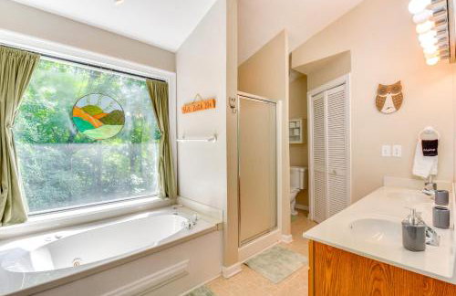 Mountain Cabin with Covered Decks and Fire Pit! - Foto 15