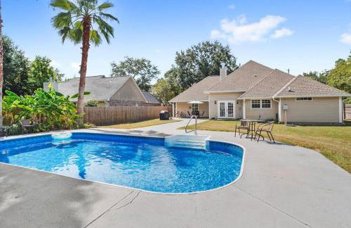 Endless Summer Retreat with Private Pool near Beach - Foto 35