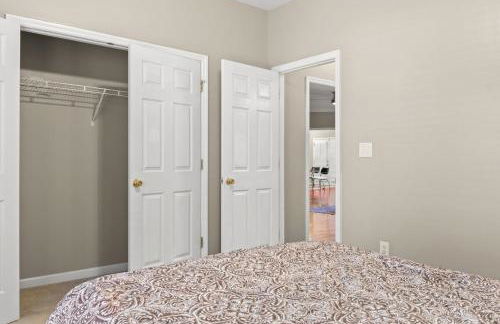 Private Fenced Yard • Sleeps 10 • Mins to Malls - Foto 27