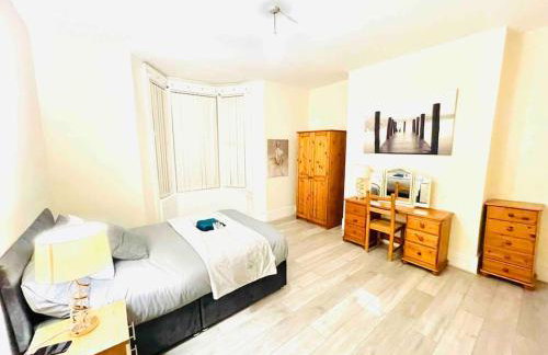 Spacious 2 Bedroom Apt Newcastle Upon Tyne - Photo 1