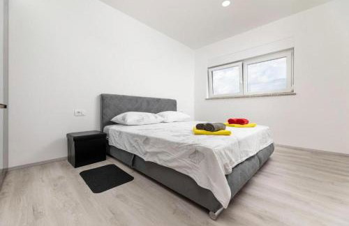 VILLA GEORGE z ogrevanim bazenom in vrtno kuhinjo - Foto 29