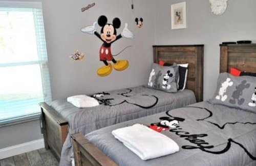 Luxury Retreat with 2 Master Suites Pool & Hot Tub BBQ Pool Table 2 Miles Disney - Foto 2