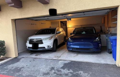 Private and Stylish 3Bdrm 3Ba Townhome, Gated Patio, King Bed, Spacious, Free Parking, Available now - Foto 27