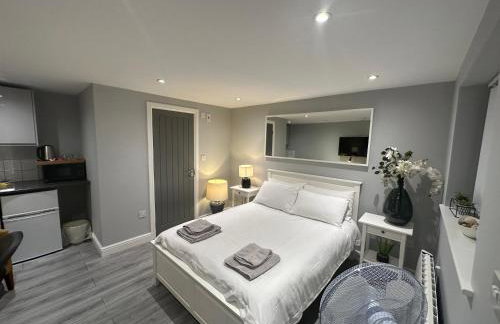 Modern Luxury Private Detached 1 Double Bedroom Studio Apartment - Super Fast Wifi - Foto 8