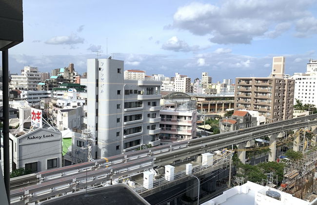 Mr.KINJO Miki24 in front of Makishi Station - Foto 6
