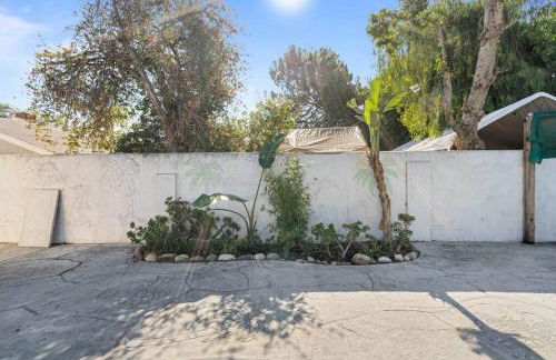 Modern 4 King Beds, Beautiful Large Backyard, Golf, WFH, Long Stays, WI-FI, FWY, 25 mins to Beach - Photo 43