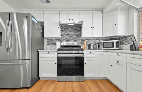 Stylish Home w Full Kitchen Garage Backyard - Foto 9