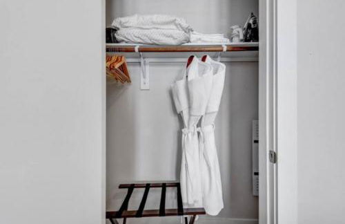 Vibrant Downtown Studio Wifi Pool Gym - Photo 5