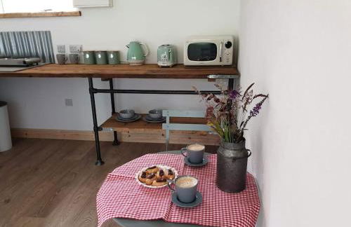 The Bothy near Tenby, Big Projector Screen, Four-poster bed, on-site HOT TUB access via Spa Pack - Photo 25