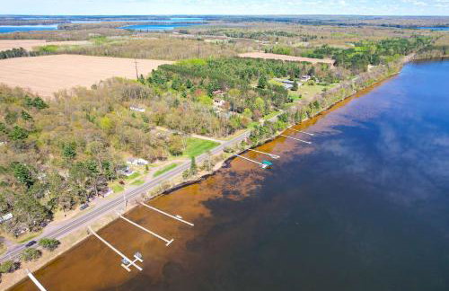 Stone Lake Cabin with Private Deck and Fire Pit! - Foto 37