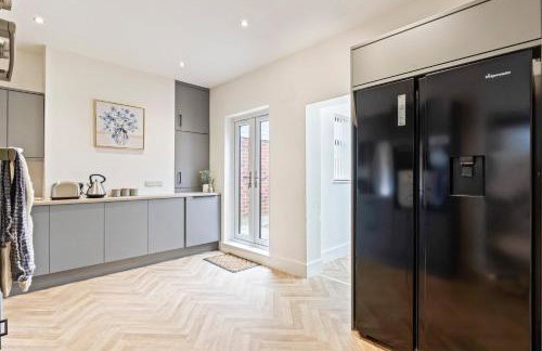 Stylish House - Sleeps 7 - Free Parking, Fast WiFi and Smart TV - Contractors, Groups and Long Stays Welcome by Yoko Property - Foto 22