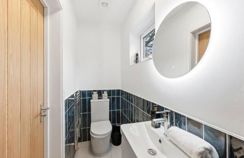 Stylish Home - Pool table, Virgin TV, Fast Wifi, Garden and Self-Check-In by Yoko Property - Photo 29