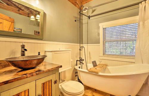 Luxe Dog-Friendly Cabin with Hot Tub and Game Room - Foto 13