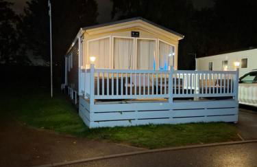 Caravan with hot tub at Tattershall lakes - Foto 30