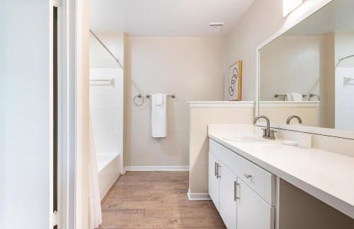 Landing Stunning 2BD Tennis Court Gym - Photo 13