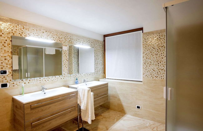 Lakeside Mansion With Pool - Foto 24