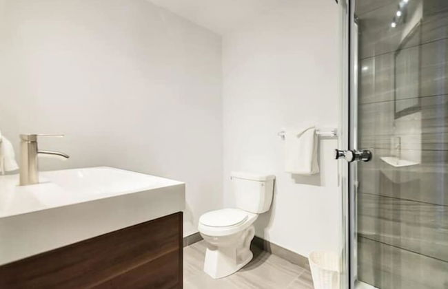 Modern Meets Rustic - 2 Bdrm Old Quebec - Photo 16