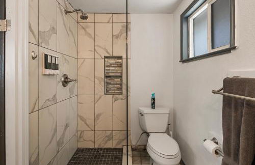 Guest House, Accessible to Downtown, & Fast WiFi! - Foto 14