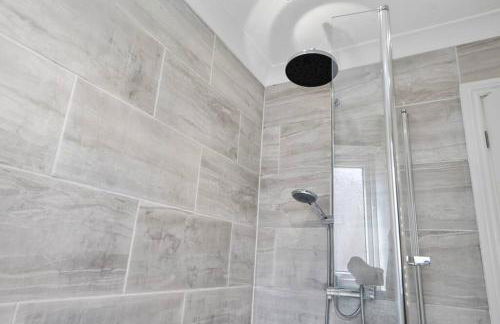 Minutes from the port of Dover, free WiFi, free offroad private parking and rated a guest favourite on Air b nb! - Foto 13