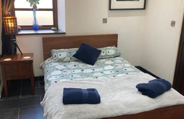 Converted chapel - Sant Pedr Newydd with sea views from garden - Photo 10