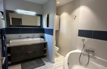 Maison de charme Centre-Ville - WIFI Netflix - Terrasse - 2 cours extérieures - Foto 9