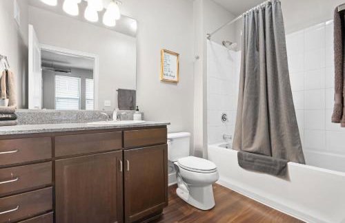 2BR Balcony Suite Gym & Pool Downtown at CityWay - Foto 41