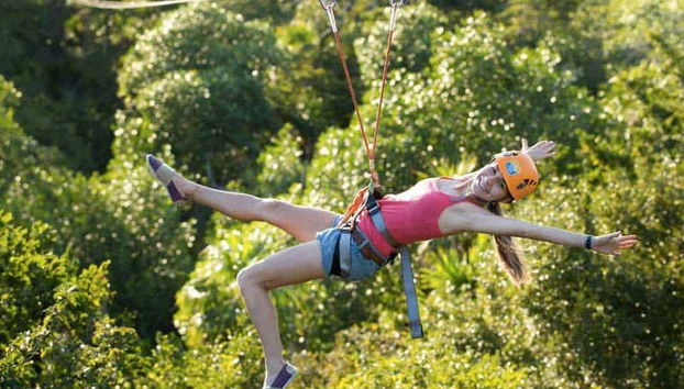 Liberando adrenalina no parque de aventuras de Tulum