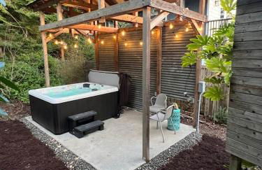 Water Views, Walk to Beach! New Hot Tub! - Foto 44